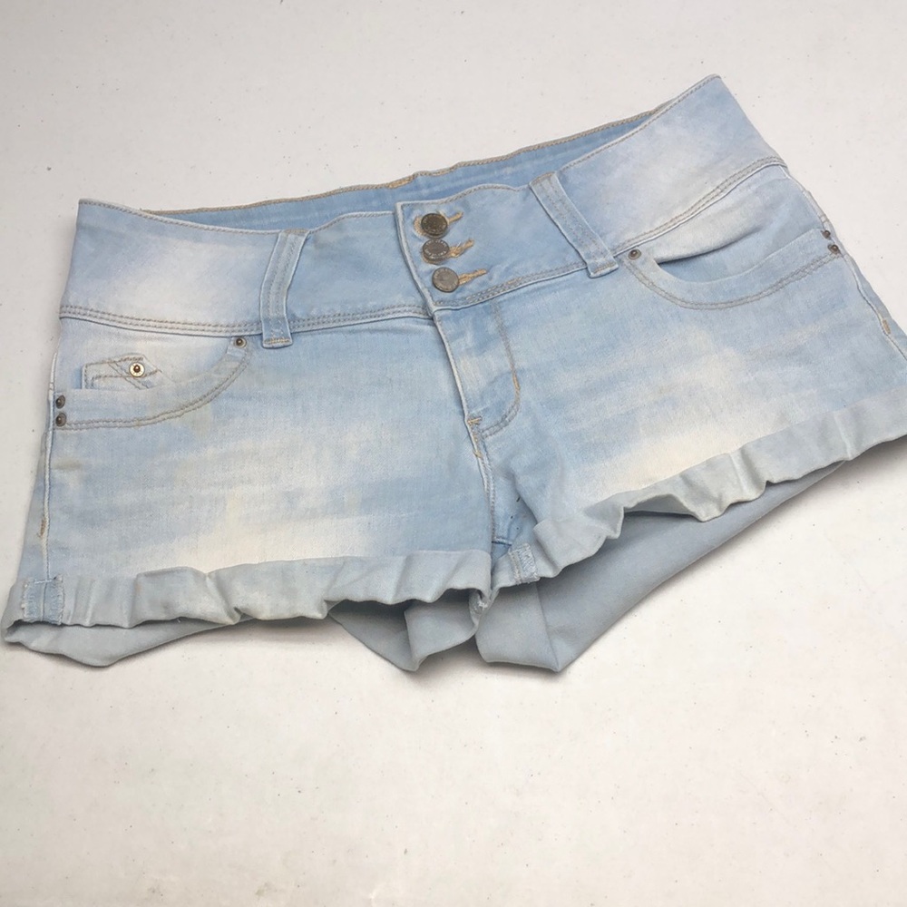 JUNIOR YMI LIGHTWASH WANNABETTERBUTT JEAN SHORTS 7/28 ⭐️